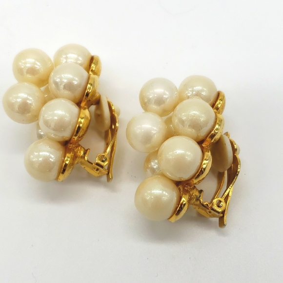 Faux cluster pearl clip earrings new condition - Picture 2 of 4